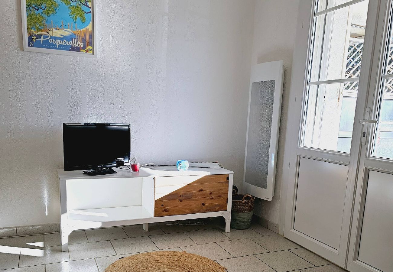 Apartment in Hyères - Studio Hippodrome