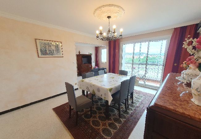 Apartment in Hyères - Spacious 2BR Flat – AC, Parking, Near Train Station