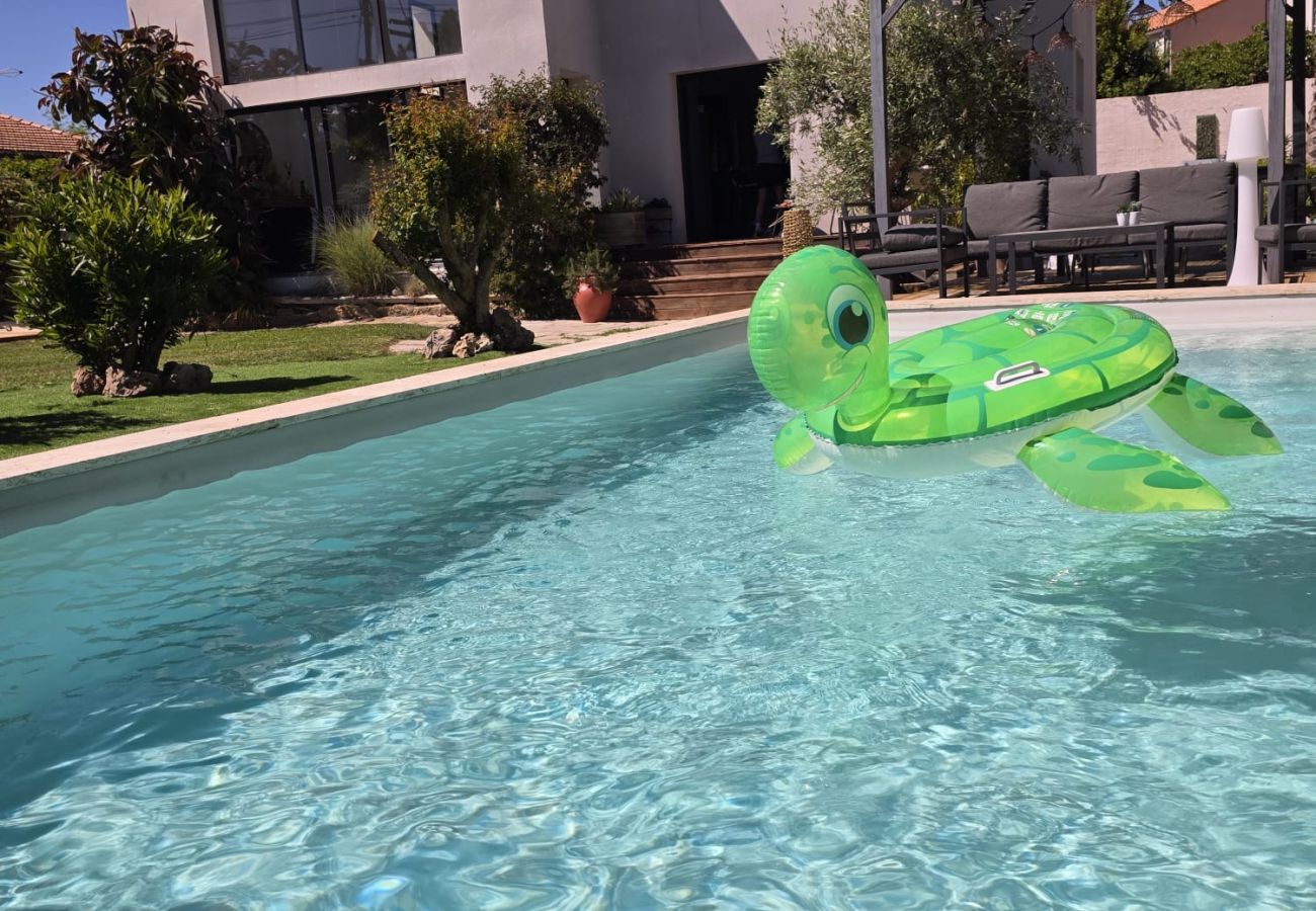 Villa in Hyères - Spacious Giens Villa | Pool, Hot Tub & Outdoor Fun