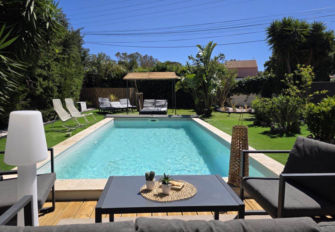 Villa in Hyères - Spacious Giens Villa | Pool, Hot Tub & Outdoor Fun
