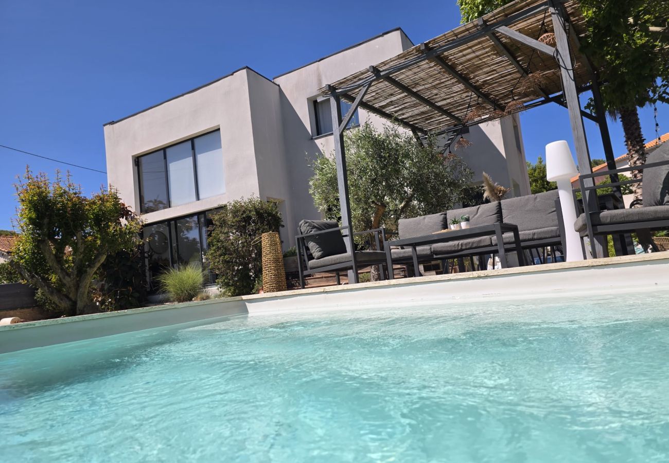 Villa in Hyères - Spacious Giens Villa | Pool, Hot Tub & Outdoor Fun