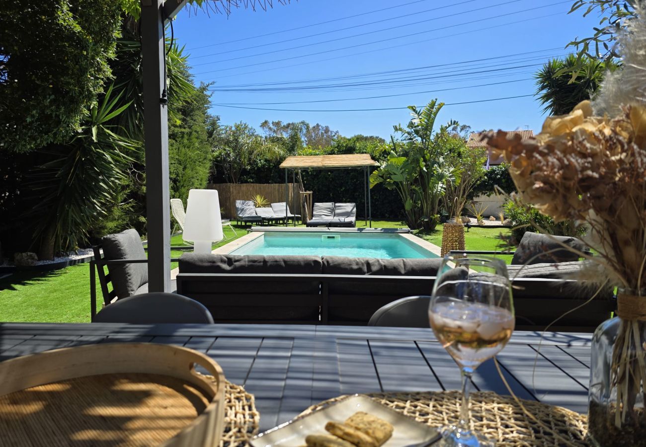 Villa in Hyères - Spacious Giens Villa | Pool, Hot Tub & Outdoor Fun