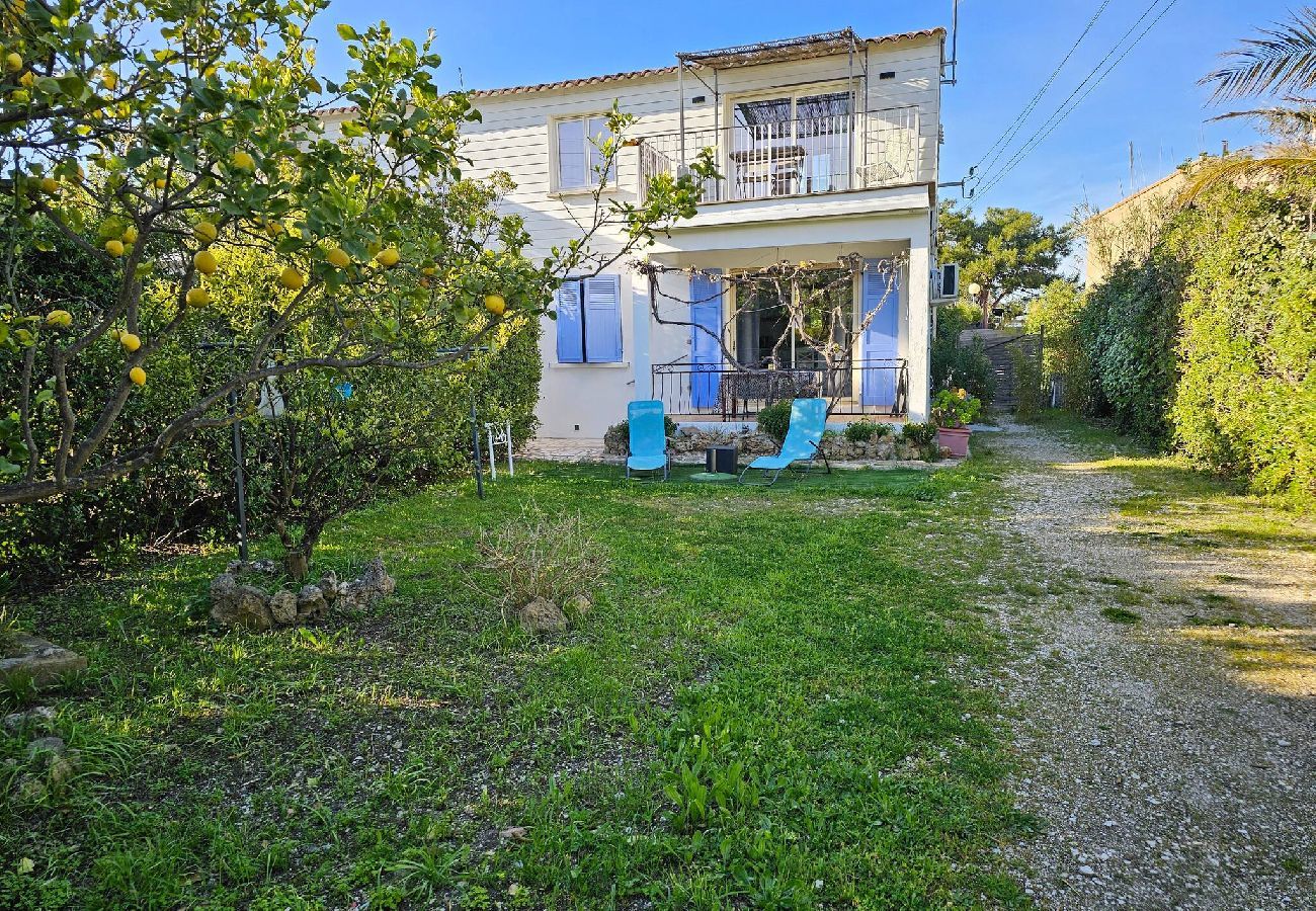 Apartment in Hyères - -