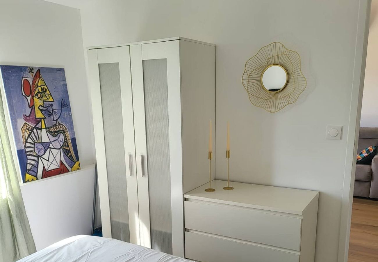 Apartment in Hyères - -
