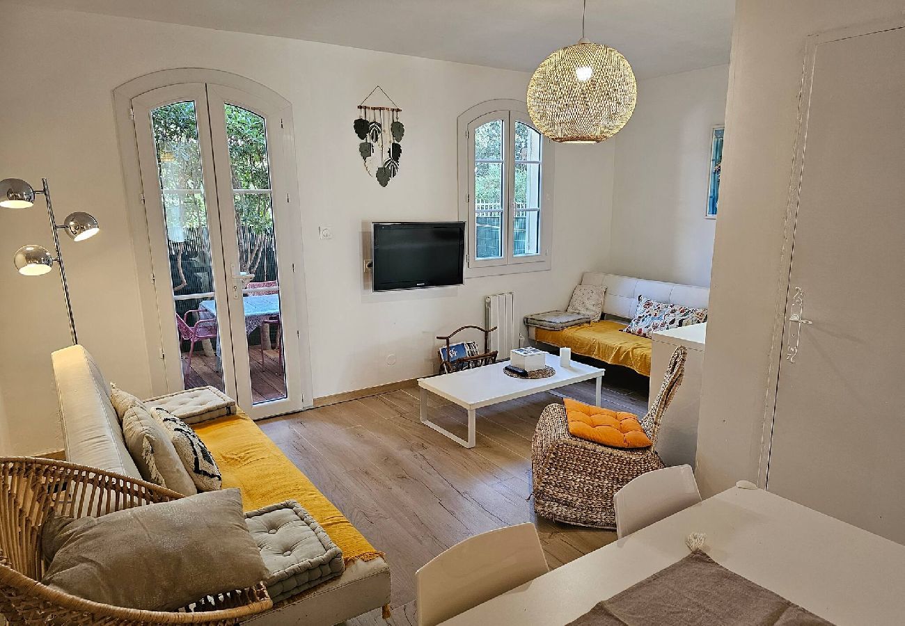 Apartment in Hyères - Escape & Beach at the Port on Giens Peninsula