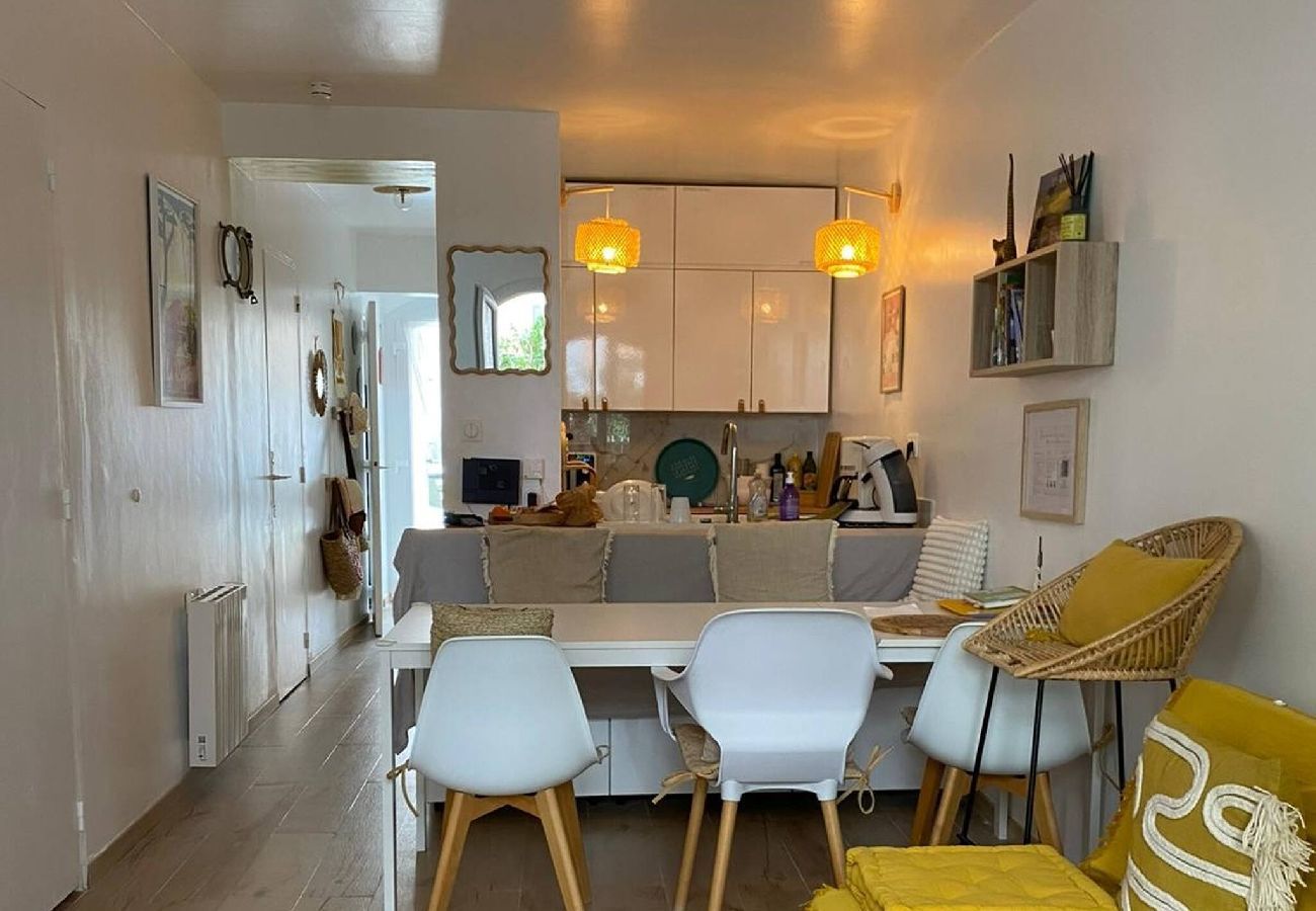 Apartment in Hyères - Escape & Beach at the Port on Giens Peninsula