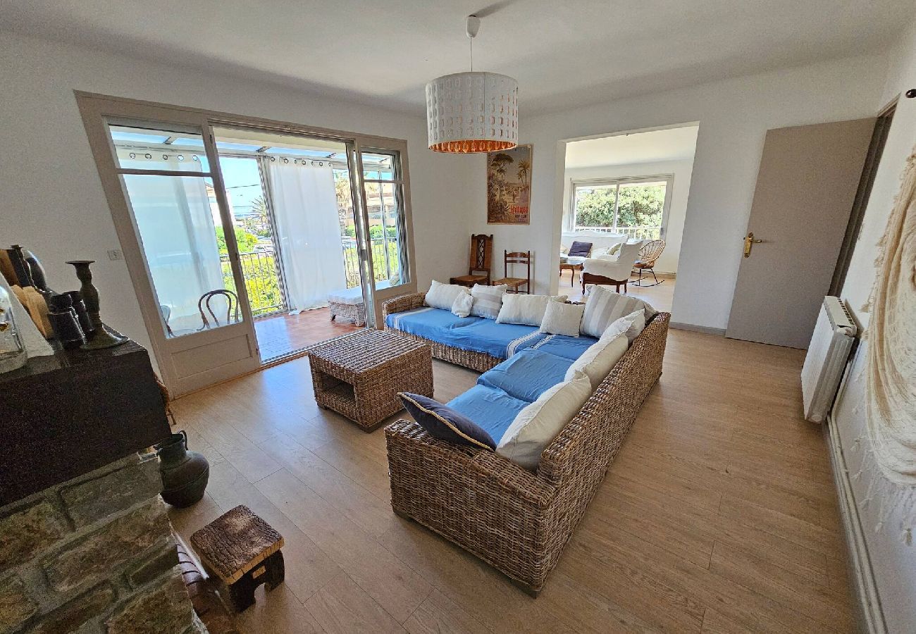 House in Hyères - Villa Hamac climatisée à 80m de la mer Beach House 