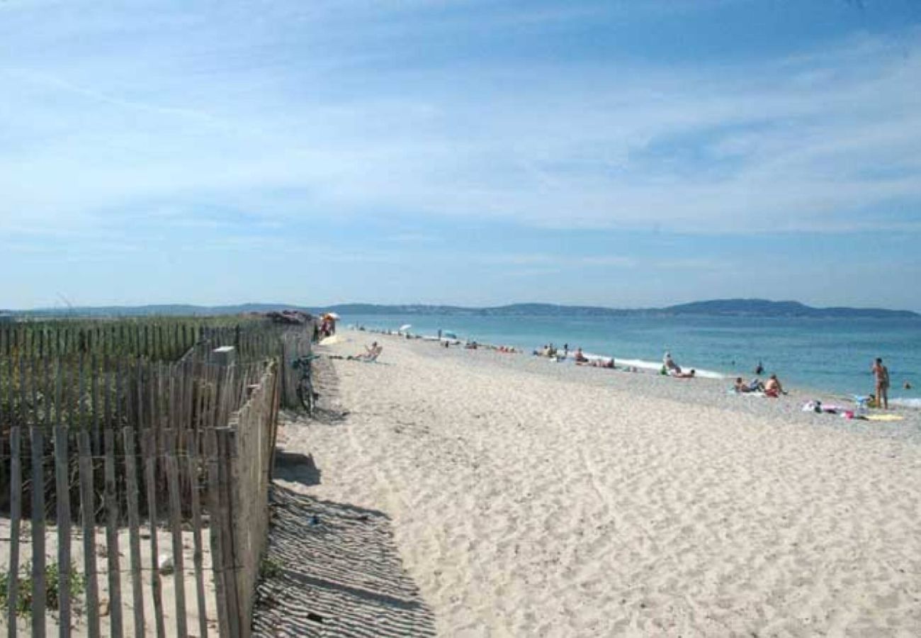 House in Hyères - Villa Hamac climatisée à 80m de la mer Beach House 