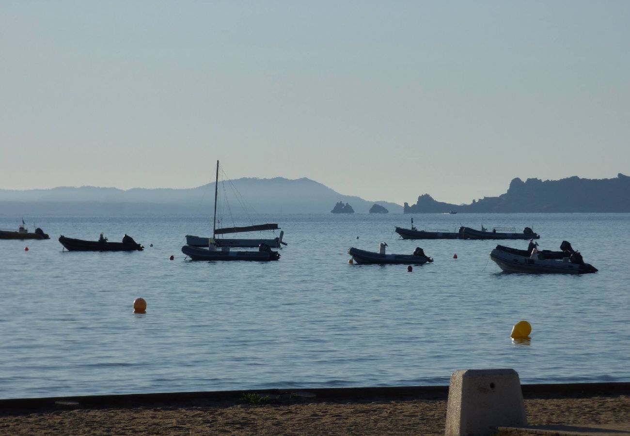 House in Hyères - Villa Hamac climatisée à 80m de la mer Beach House 