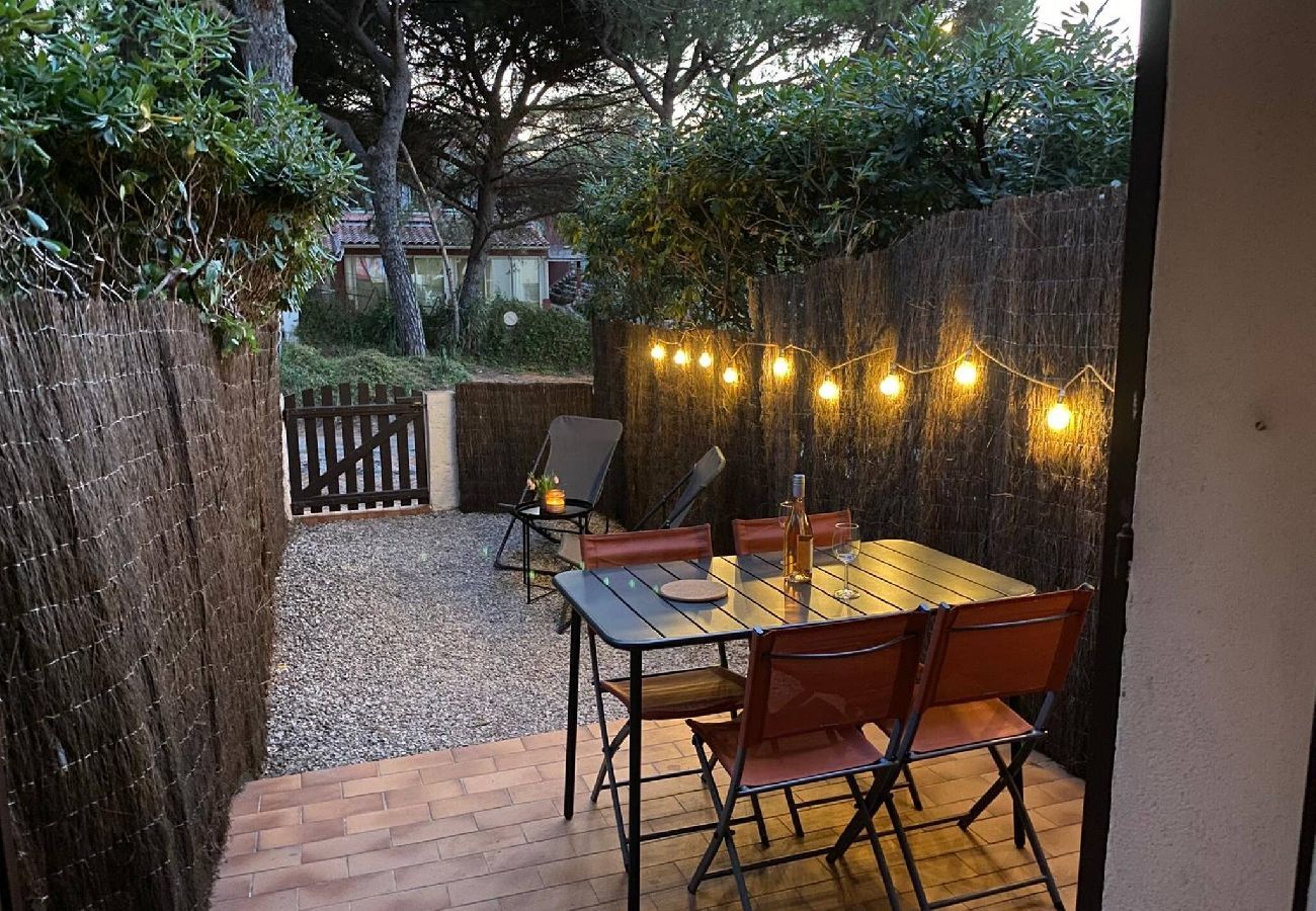 Studio in Hyères - Cozy Studio 100m Beach – Garden & AC