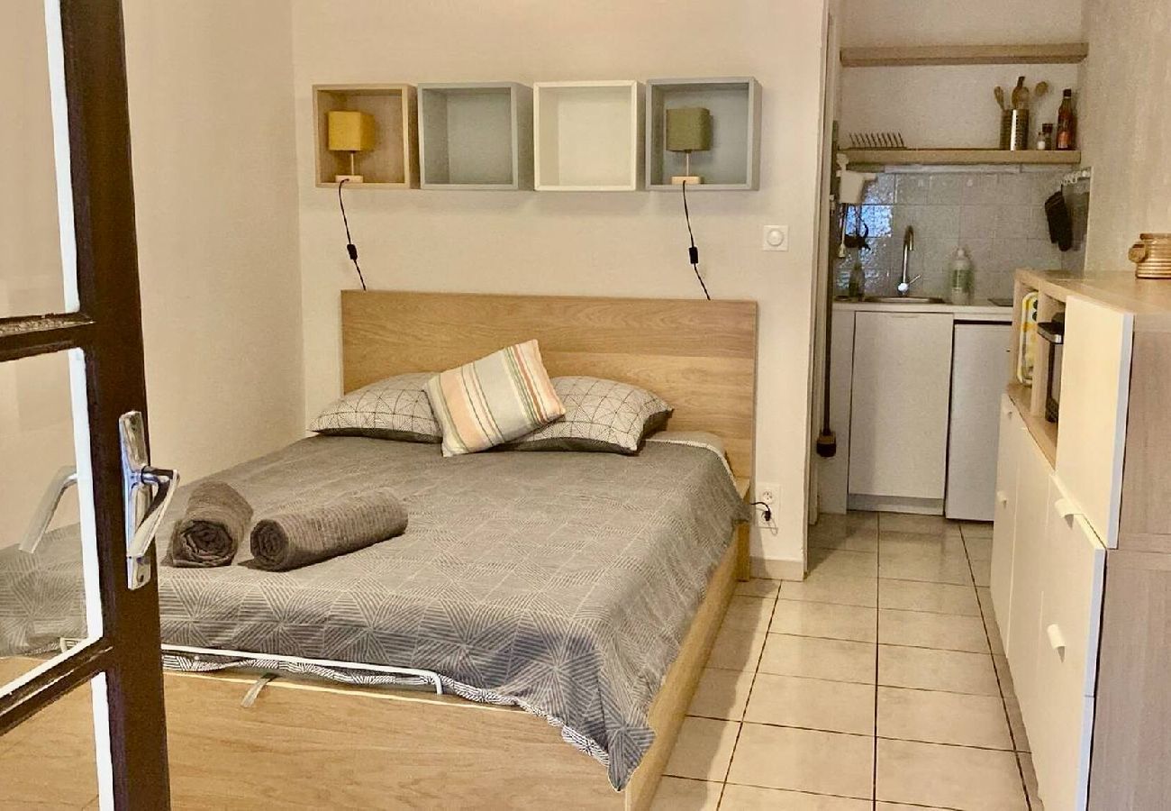Studio in Hyères - Cozy Studio 100m Beach – Garden & AC
