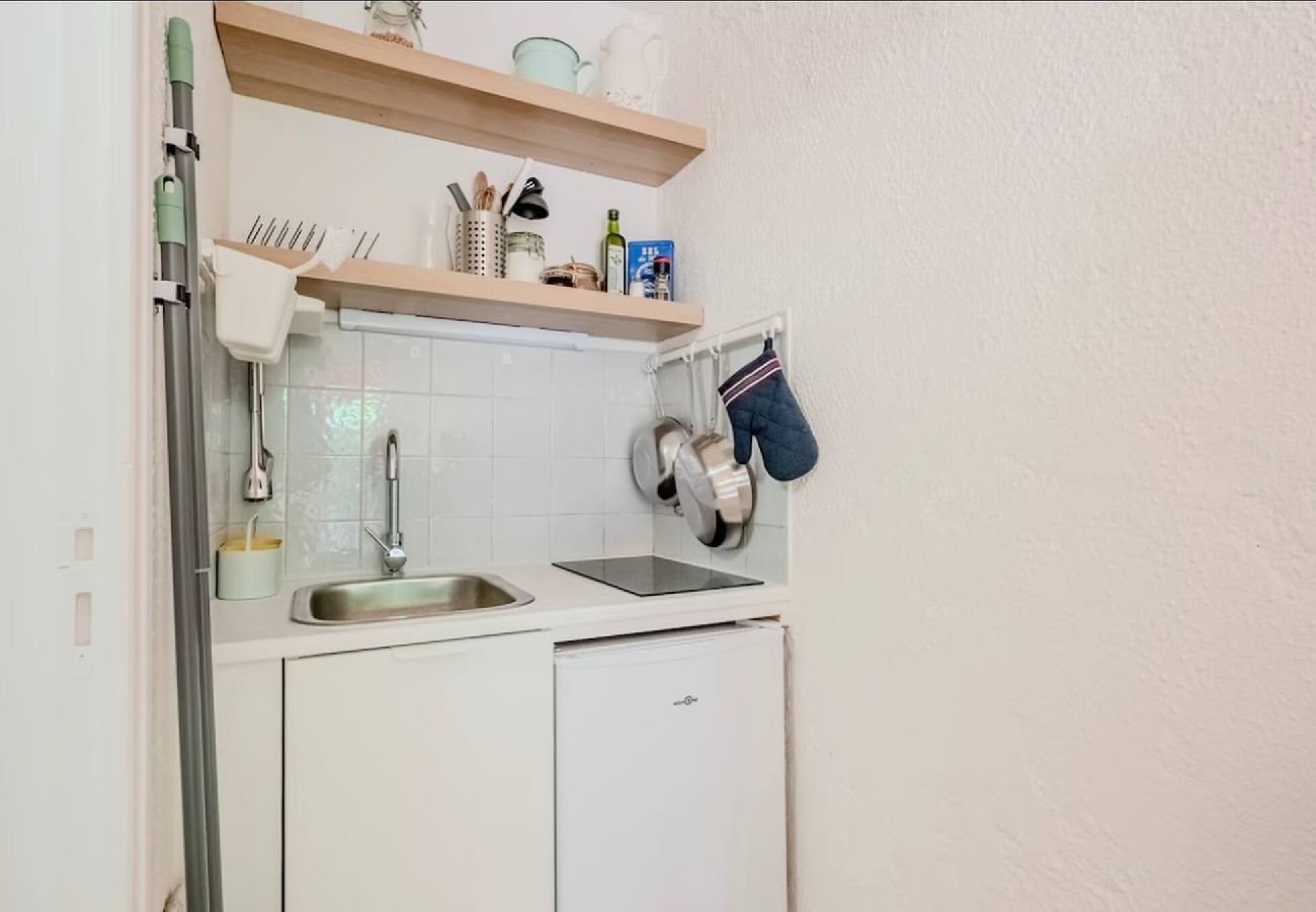 Studio in Hyères - Cozy Studio 100m Beach – Garden & AC