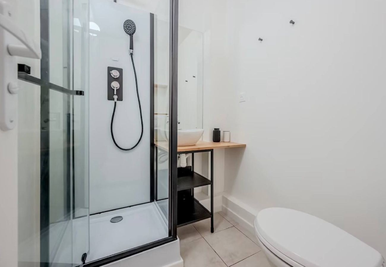 Studio in Hyères - Cozy Studio 100m Beach – Garden & AC