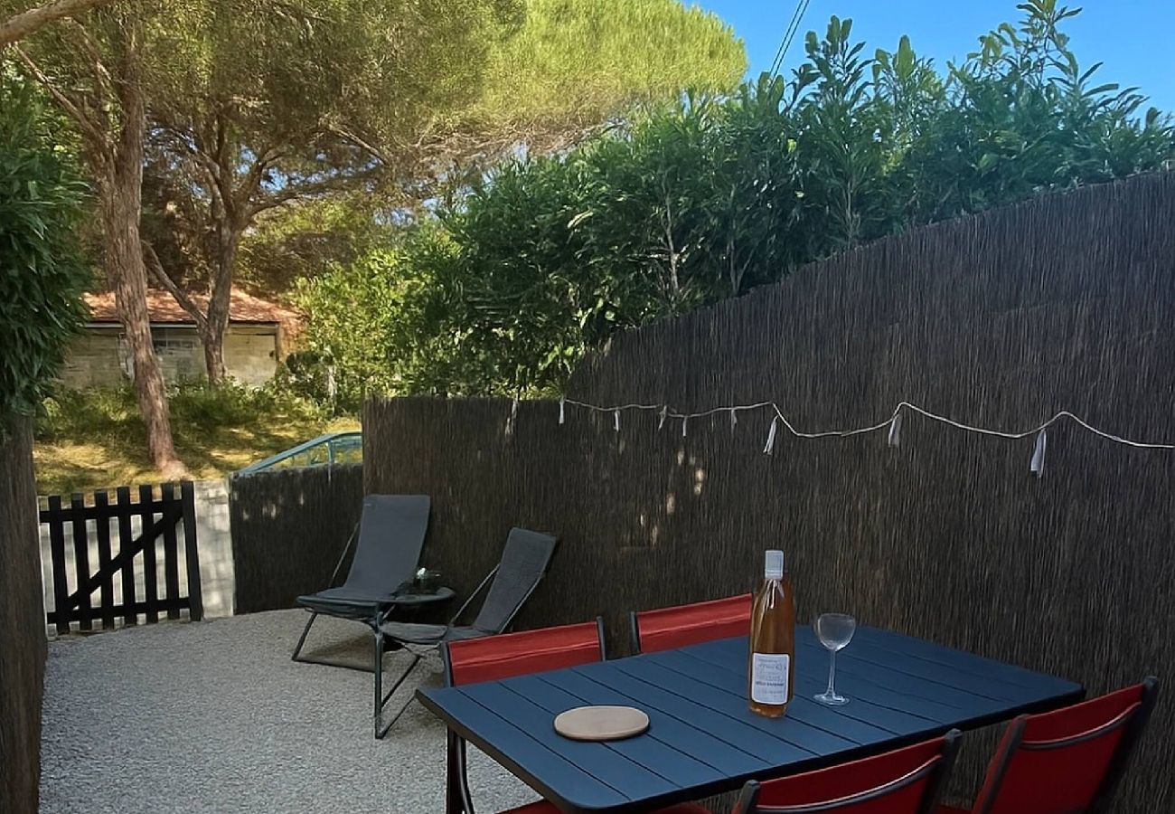 Studio in Hyères - Cozy Studio 100m Beach – Garden & AC