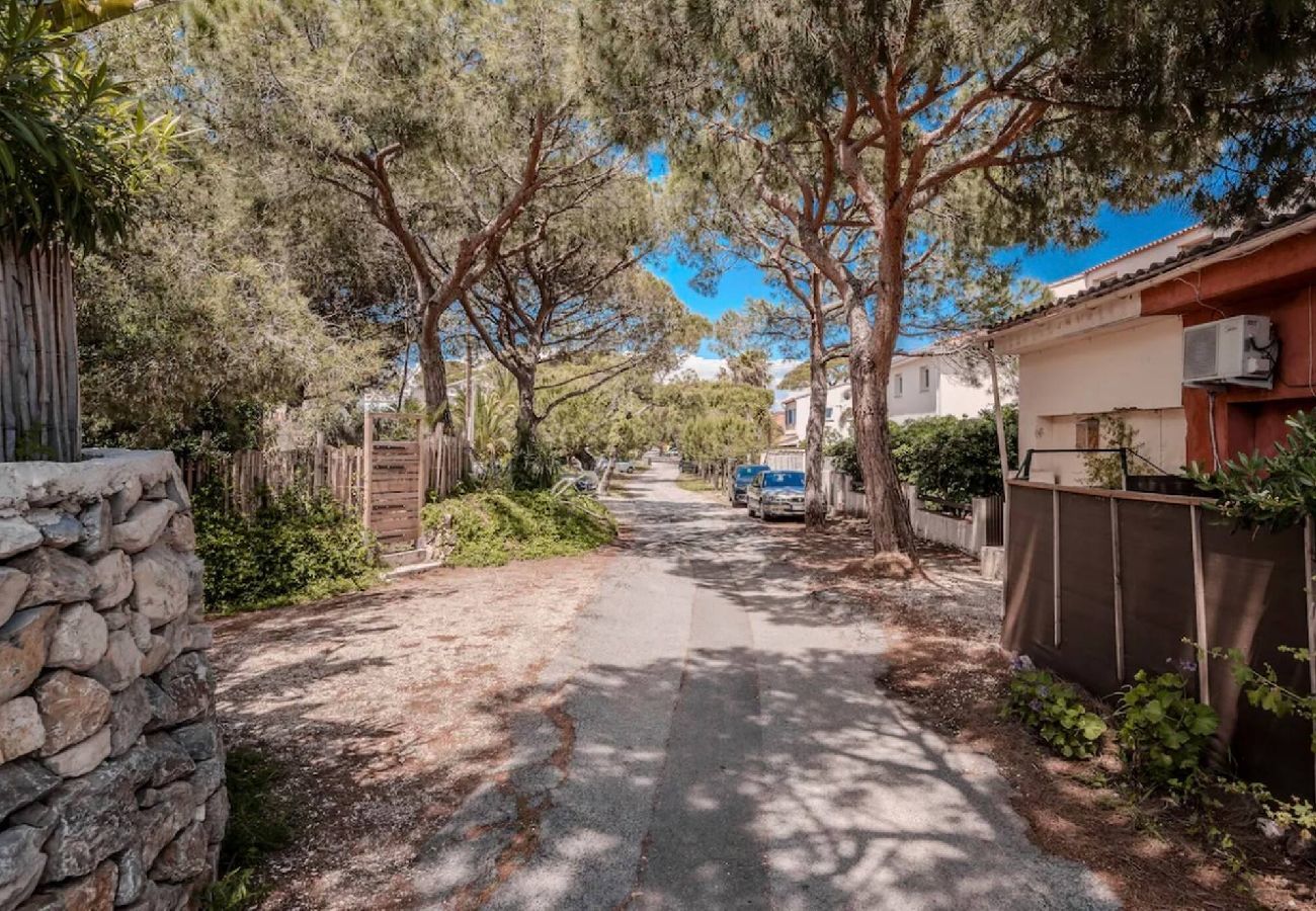 Studio in Hyères - Cozy Studio 100m Beach – Garden & AC