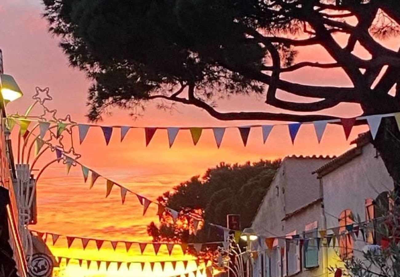 Studio in Hyères - Cozy Studio 100m Beach – Garden & AC