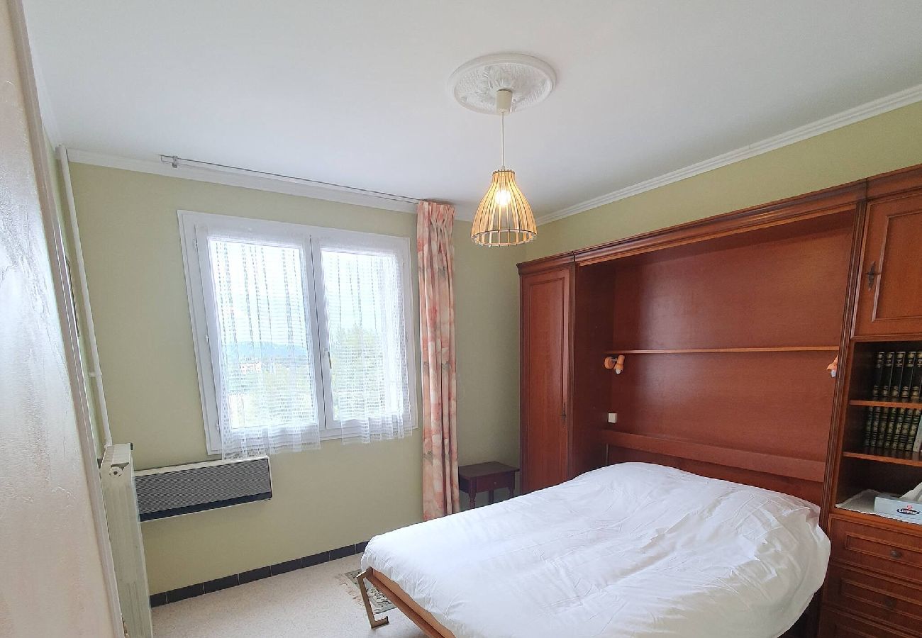 Apartment in Hyères - Spacious 2BR Flat – AC, Parking, Near Train Station